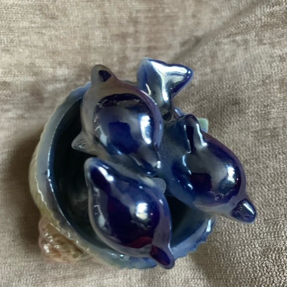 Lustreware dolphin figurine in seashell - Picture 2 of 3